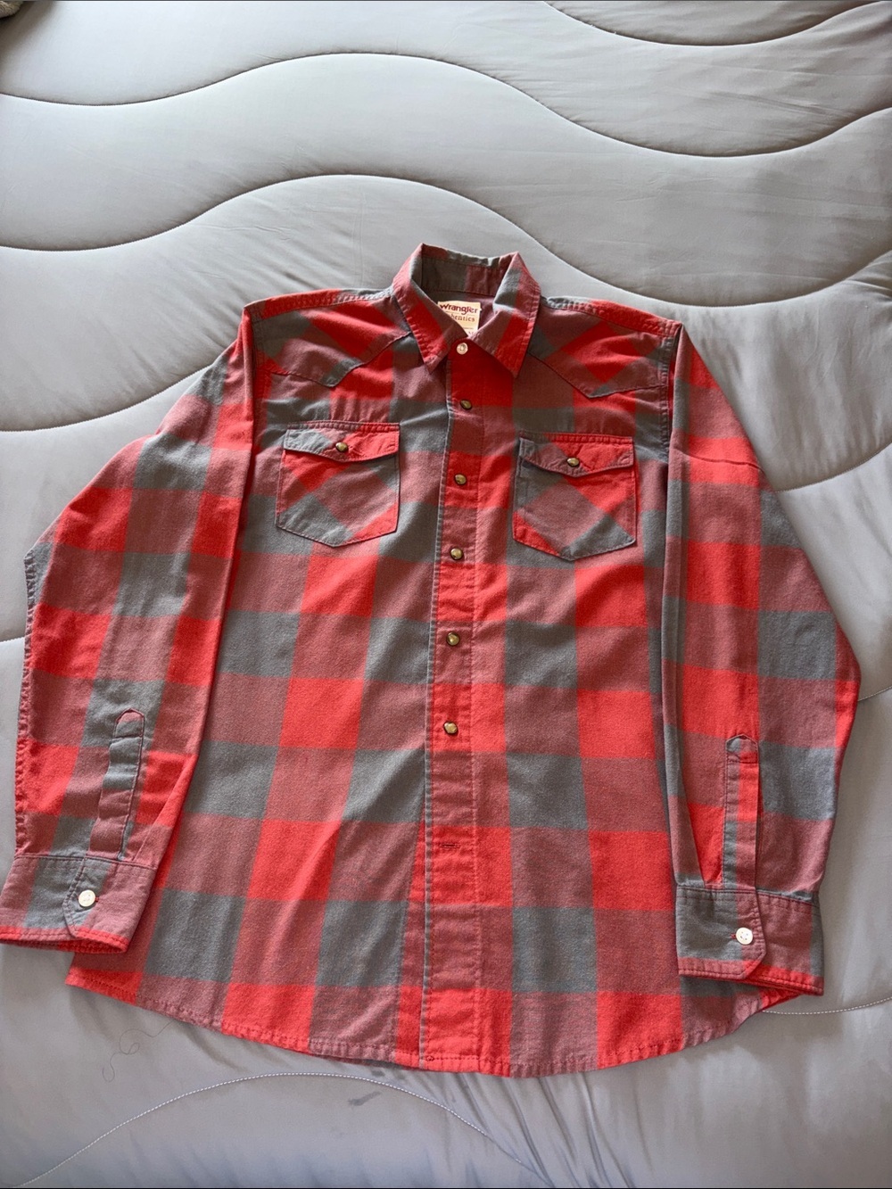 Wrangler Unisex Red & Gray Buffalo Plaid Button-Up Shirt ‘Missing Button’ EUC M